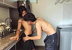 Mi Madrastra Se Asombra Cuando Le Digo Que Le Tengo Ganas Y Me Folla