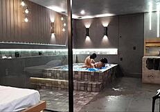 Friend stayed at luxury motel, enjoyed thrilling experience