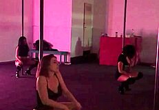 POV doctora baila en barra mostrando curvas en hospital