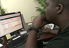 ティファニー・タイラーがオフィスの机で激しく突かれ、ワイルドなグループアクション