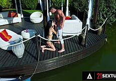 Alyssa Bounty fierbinte țipă când curul ei strâmt e futut tare. Iubește fiecare centimetru al pulii ăleia mari!