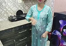 Maman indienne desi avec gros seins guide son beau-fils pour baiser dans la cuisine !