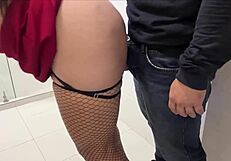 Secretaria culona acepta un polvo en el baño