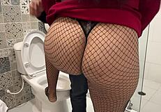 Secretaria culona acepta un polvo en el baño