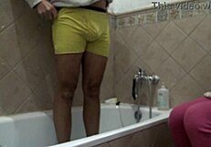 تابو عائلي زوجة أب تشاهد كيف يغسل ابن زوجها زبه الوسخ؟