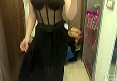 Erotische Outfits anprobieren in kleinem 18+ Laden. Tür und Vorhang weit offen für alle zu sehen!