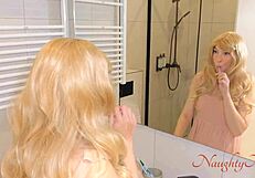 Belle-mère exhibe sa culotte poilue sans gêne pour taquiner