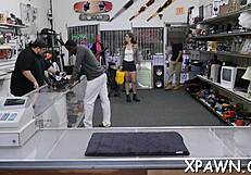 هاوية تتفنن في مص ونيك خشن خلف الكواليس مع هاردكور أوروبي قوي.