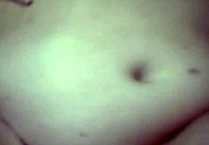 سمينة جدًا ببطن كبيرة تتناك من كسها بأسلوب POV، الزوج يفرك بطنها ويقذف عليها لإثارة زيادة