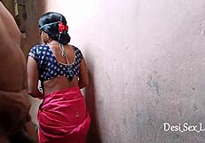 Desi-kylien pariskunta nauttii romanttisesta ulkopanosta. Intialainen milf emäntä ruiskuttaa luonnollisilla tisseillä maaseudun helteessä. Kroppa tärisee jokaisella syvällä työnnöllä.