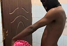 La doblé contra la pared del baño para un flash casero