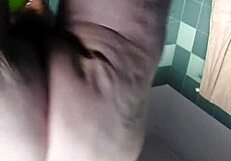 Oma uporablja dildo in kumaro v svoji dlakavi muci za divjo zabavo