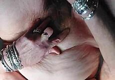 Oma uporablja dildo in kumaro v svoji dlakavi muci za divjo zabavo