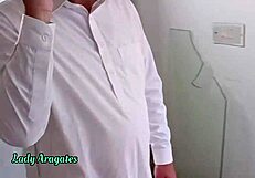 مالك منزل xxx يغري المستأجر في نيك قاسي مع غوص بري في الكس