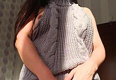 Милая миниатюрная 18+ брюнетка в свитере получает кремпай от самца, трясет сиськами и шлюхой в домашке