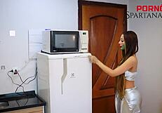 维多利亚骑亚历克莎大黑鸡巴高潮？她嘴里射精天然大奶