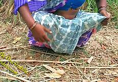 ฉันรักเย็ดคู่ชาวอินเดียกลางแจ้งในธรรมชาติ