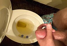 HORNY GUY MASTURBATES HIS BIG MONSTER COCK INTENSELY