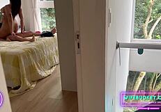 Горячая милая попка скачет на дилдо