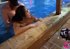 آسيوية شرموطة تئن أثناء نيك وجه وكريم باي في مسبح