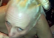 يا، عايز تشوف ميلف أم زوجة ذات الطيز الكبير تمص الزب؟ تمص الكرات وتظهر صدرها الكبير قبل المزيد من المص!