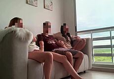 Mi Mejor Amiga Y Su Hermanastra Me Invitan A Ver Una Película En Su Casa No Sabía Que Les Gustaba Compartir Polla