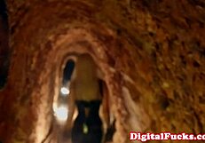 Как порнозвездата Еби Крос се чука като костюмирана сладка?