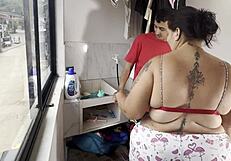 Twarda dominacja z BBW milf sąsiadką kończy się wytryskiem