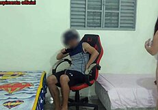 Meia-Irmã Se Troca Perto Do Meio-Irmão Ele Acaba Fodendo Ela Na Cadeira Gamer
