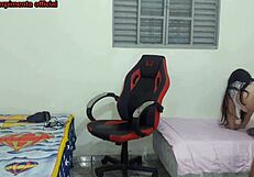Meia-Irmã Se Troca Perto Do Meio-Irmão Ele Acaba Fodendo Ela Na Cadeira Gamer
