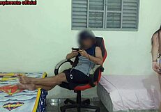 Meia-Irmã Se Troca Perto Do Meio-Irmão Ele Acaba Fodendo Ela Na Cadeira Gamer