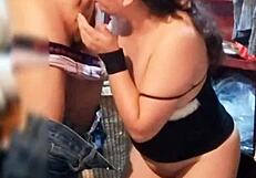 אוי ואבוי! השכן תפס אותי מתלבשת וליקק אותי!