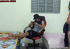 Meia-Irmã Se Troca Perto Do Meio-Irmão Ele Acaba Fodendo Ela Na Cadeira Gamer