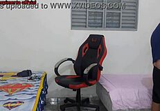Meia-Irmã Se Troca Perto Do Meio-Irmão Ele Acaba Fodendo Ela Na Cadeira Gamer