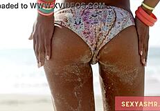 Seksi plažna lepotica v bikiniju kaže svoje obline