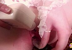 Η αυτοϊκανοποίηση γίνεται αισθησιακό λεσβιακό σεξ για τις μελαχρινές