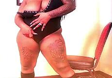 Bold Encounter With Sexy BBW Stepdaughter's Curvy Legs And Huge Ass