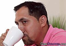 Le di a la joven morena 18+ una corrida facial