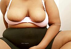 مذهل، هذه الفتاة الآسيوية الجامعية تظهر صدرها فجأة!