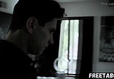 Stesøster Lana Rhoades Lærer Intens Familieterapi Med Stesønn