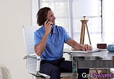 Le di a la joven morena 18+ una corrida facial