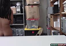 Pillada la ladrona y cabalga la polla enorme del poli