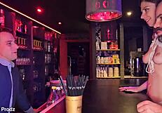 Alice Maze получава DP от приятел и барман в публичен клуб