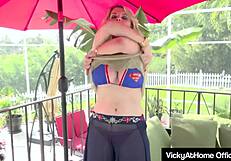 Гръдата куга Vicky Vette издои курата на Rokks с новата си играчка