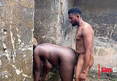 Iso veli paukuttaa kylätytön paksun perse ulkona