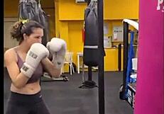 ทิลดโซ นักแสดงเซอร์เบีย ล่อลวงอย่างละมุนละม่อมในที่สาธารณะ