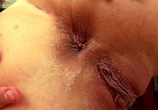 College tøser lesbiske knepper i kollegieværelset efter timer, bøjer sig i strømper til vild action.