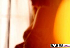 בחורות חמות מוסתרות בנוף הררי