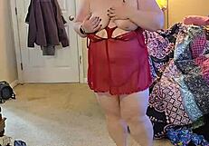 Bruneta BBW v spodnjem perilu pleše striptease z ogromno ritjo