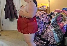 Brunette BBW di Lingerie Lakukan Striptease dengan Bokong Besar Menari